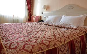 Postel nebo postele na pokoji v ubytování Aurora Premier Hotel
