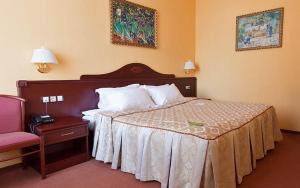 Postel nebo postele na pokoji v ubytování Aurora Premier Hotel