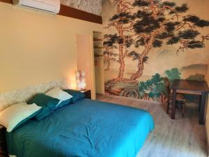 ein Schlafzimmer mit einem Bett und einem Gemälde an der Wand in der Unterkunft La Croix Dupuy in Chassiers + 37 Fotos