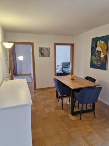 a kitchen and dining room with a table and chairs at Stadtvilla Zimmervermietung in Heidenheim +14 photos