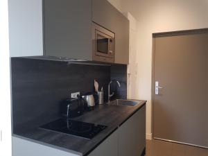 een keuken met een spoelbak en een aanrechtblad bij Centre de Nice : Studio rénové, climatisé et calme in Nice +8 foto's