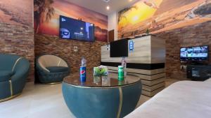 Televiisor ja/või meelelahutuskeskus majutusasutuses Pyramids Express View Hotel