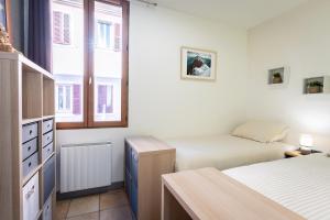 a small bedroom with two beds and a window at Laetitsnow Moutiers Ski & Comfort in Moutiers