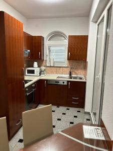 Kuchyň nebo kuchyňský kout v ubytování Apartments Šulekić