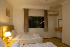 Voodi või voodid majutusasutuse Pyramids Express View Hotel toas