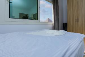 Voodi või voodid majutusasutuse Pyramids Express View Hotel toas