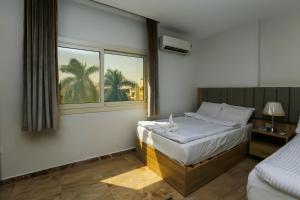 Postel nebo postele na pokoji v ubytování Pyramids Express View Hotel