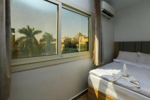 Voodi või voodid majutusasutuse Pyramids Express View Hotel toas