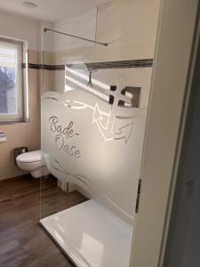 a glass window in a bathroom with a toilet at NEU! Ferienhaus Schöne Aussicht direkte Strandlage in Aurich