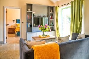 Ruang duduk di Little Rissington - The Couples Retreat