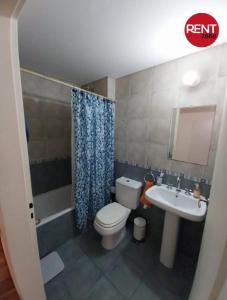 a small bathroom with a toilet and a sink at Rent Mendoza in Buenos Aires