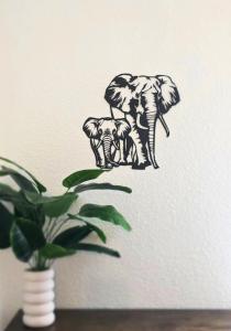 un dibujo de una familia de elefantes en una pared en L'Oasis urbaine, en Le Mans