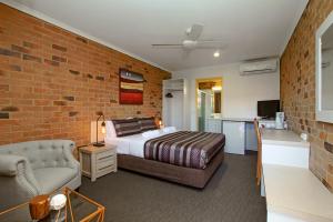 Tempat tidur dalam kamar di Ballina Travellers Lodge