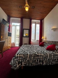 Postel nebo postele na pokoji v ubytování Nouvel Hotel