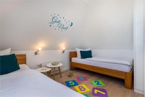 a small room with two beds and a table at Ferienhaus Küstenglück Zingst in Zingst