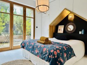una camera da letto con un letto grande con una grande finestra di Maison d architecte contemporaine la pierre blanche a Bordeaux Altre 95 foto