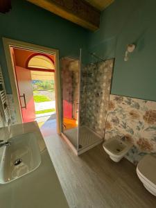 a bathroom with a shower and a sink and a toilet at VILLA VALLE FRANCIACORTA - Appartamenti per vacanze in Rodengo Saiano