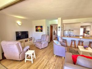 TV a/nebo společenská místnost v ubytování Self-Catering 4 Bedroom House