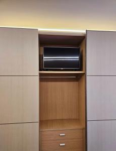 a kitchen with a microwave and some cabinets at Oasi di Greta Suite Home - Fiumicino in Fiumicino +28 photos