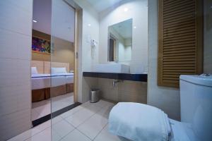 Koupelna v ubytování Kinabalu Daya Hotel