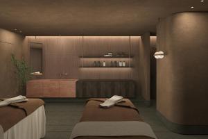 Un baño con dos camas y bañera. en Rocrita Lifestyle Beach Resort, en Mókhlos