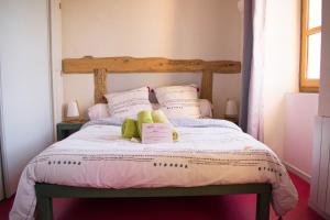 a bedroom with a bed with two towels on it at Gîte de Llo - Vue Pyrénées, chambres & PDJ inclus in Llo