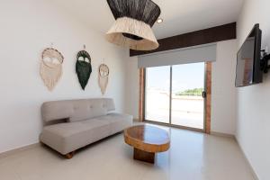 Uma TV ou centro de entretenimento em Hotel Kinich