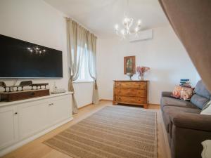 a living room with a couch and a flat screen tv at dimora 13 in Casale Marittimo