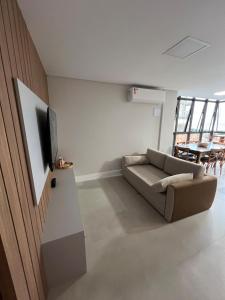 Μια τηλεόραση ή/και κέντρο ψυχαγωγίας στο Apartamento Pé na Areia +19 φωτογραφίες