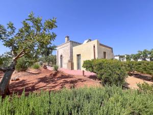 una casa vieja en medio del desierto en TD Torretta Macramè amid the Mediterranean scrub, en Fasano