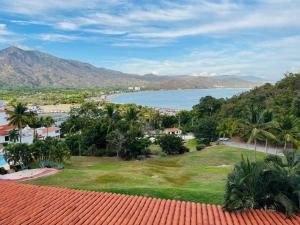 une vue sur l'océan depuis un toit dans l'établissement Palma Real vista al mar, à Manzanillo