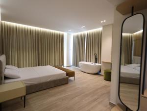 Postel nebo postele na pokoji v ubytování Avenue Hotel