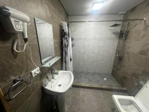 Koupelna v ubytování Hayat guesthouse nuratau mountain + 38 fotografií