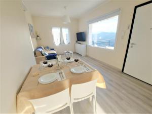 Μια τηλεόραση ή/και κέντρο ψυχαγωγίας στο Cottage Sea & Land apt Relax o apt Sweet Love