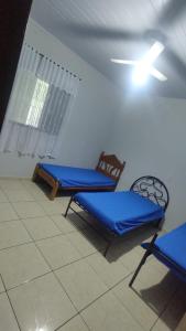 Habitación con 2 sillas, 1 cama y luz en Chácara do sossego, en Tietê