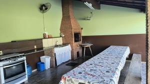 cocina con 1 cama en una habitación con fogones en Chácara do sossego, en Tietê