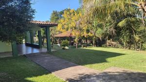 una casa con un patio de césped con una pasarela en Chácara do sossego, en Tietê
