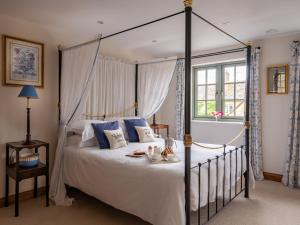 Katil atau katil-katil dalam bilik di Finest Retreats - Ryeworth Cottage +20 gambar