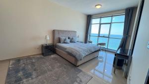 Posteľ alebo postele v izbe v ubytovaní SeaView Beachfront with pool,sauna,jacuzzi,gym,cafe