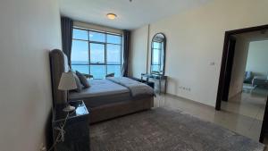 Posteľ alebo postele v izbe v ubytovaní SeaView Beachfront with pool,sauna,jacuzzi,gym,cafe