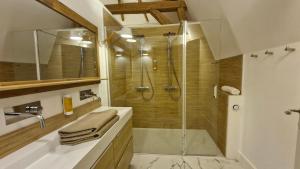 Koupelna v ubytování La suite Nature jacuzzi au cœur du château de Boissettes + 11 fotografií