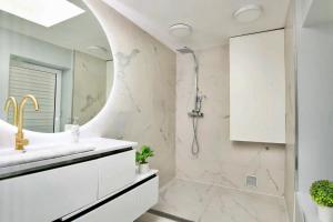 une salle de bain avec lavabo et douche dans l'établissement Maison Design proche gares et centre ville de Lille, à Mons-en-Baroeul