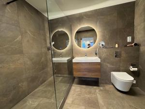 GehrdenにあるModern House Gehrden 2, bis 4 Person, Contactless Check-in, free parking, Vollsaniert und Renoviert Dezember 2024のバスルーム(トイレ、洗面台、鏡2つ付) +47枚の写真