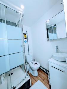 O baie la Chambres Poitiers Centre Ville - Salle de Bain, Réfrigérateur, TV et machine à café privatifs - Cuisine commune - Terrasse - Hôtel de ville à 200m +60 fotografii