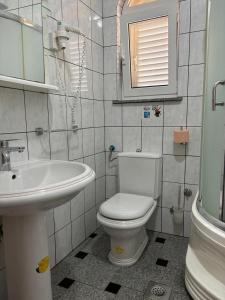Koupelna v ubytování Apartments Šulekić + 37 fotografií