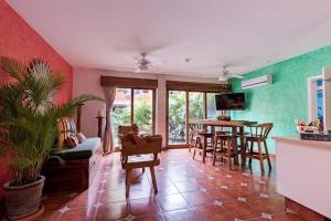 サユリタにある3 Enchanting 2BR Master Suites at Sayulitaのソファとテーブルのあるリビングルーム