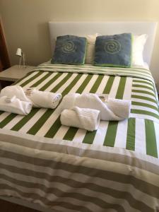 a bed with towels on top of it at Casa do Mar em Moledo in Moledo