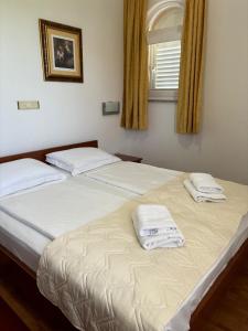 Postel nebo postele na pokoji v ubytování Apartments Šulekić