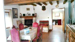 Posezení v ubytování Maison de charme à Saint-Père avec cheminée cosy