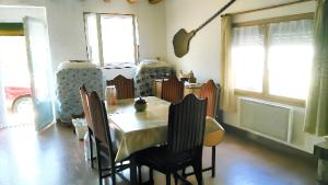 Posezení v ubytování Maison de charme à Saint-Père avec cheminée cosy + 4 fotografie